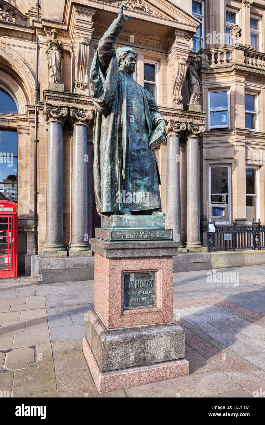Statue of Dr Hook, former Vicar of Leeds in front of the Old Post Office in City Square, Leeds, West Yorkshire. Stock Photo