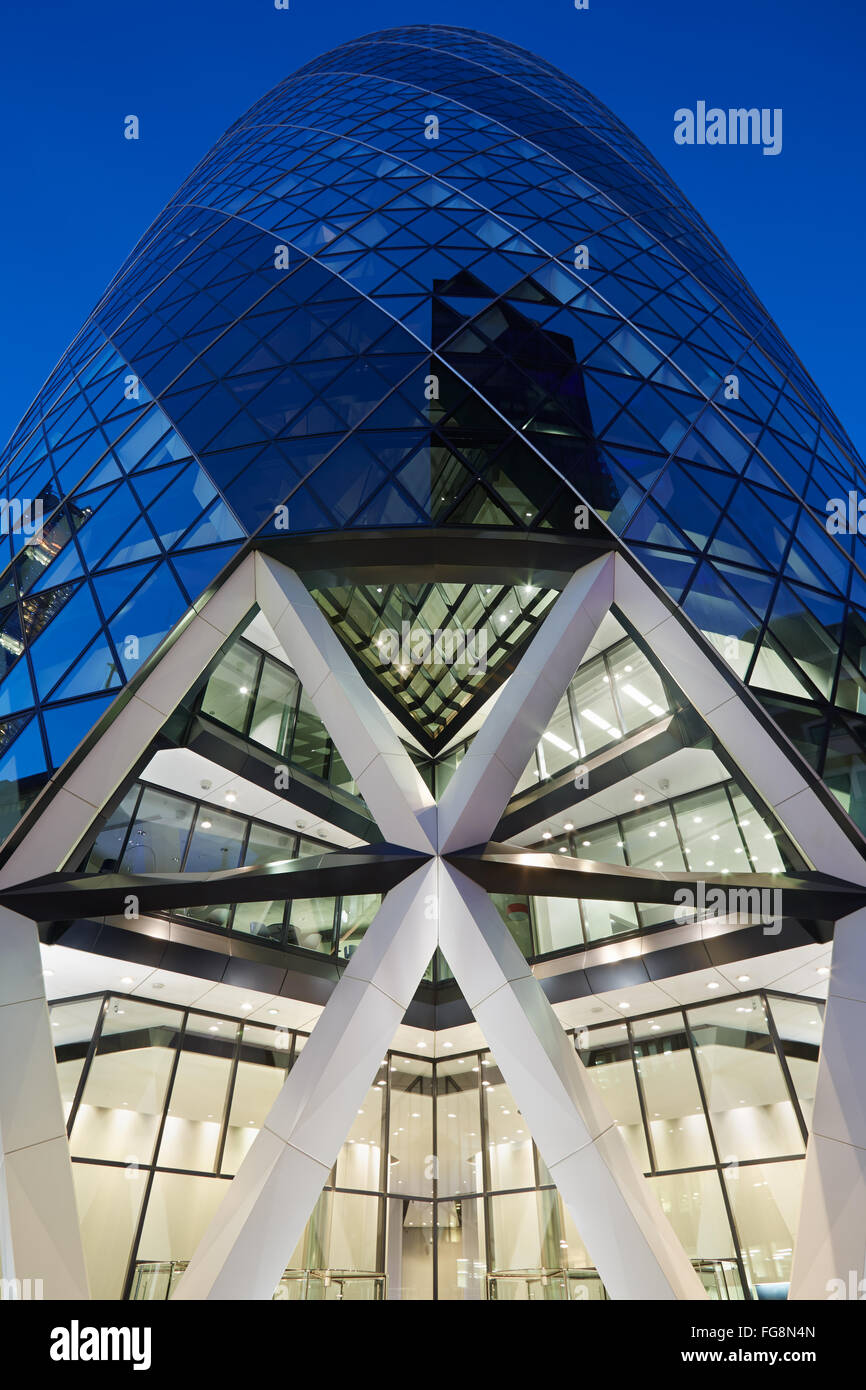 30 St Mary Axe building or Gherkin illuminated at night in London Stock Photo