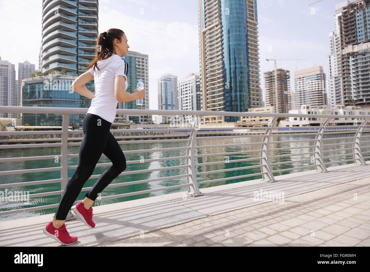 Бег и стресс. Женщина бегает. Женщина бежит в гору. Девушка атмосферно бег. Бег в дубае по утрам.