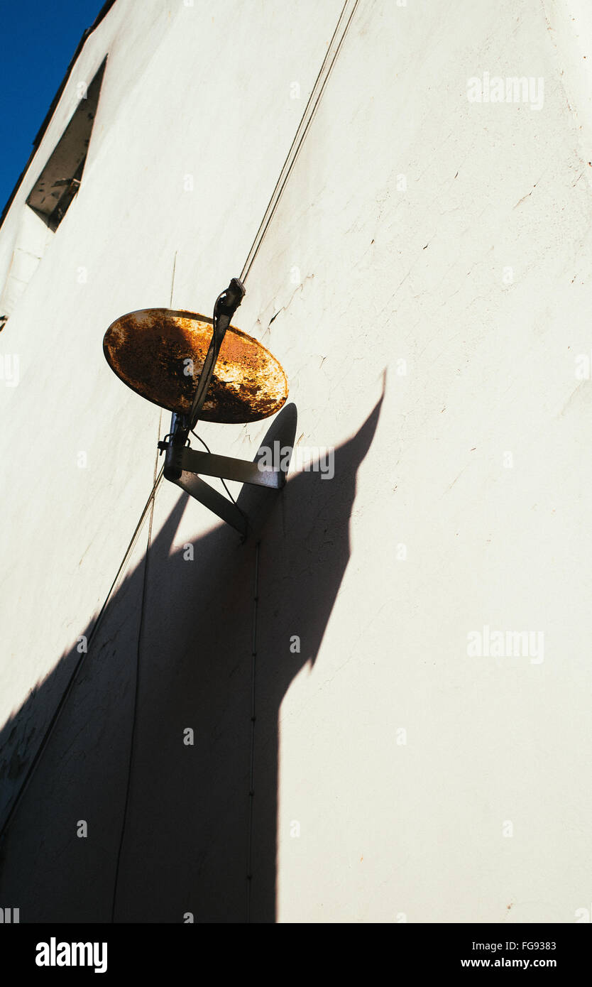 Satellite dish house hi-res stock photography and images - Alamy