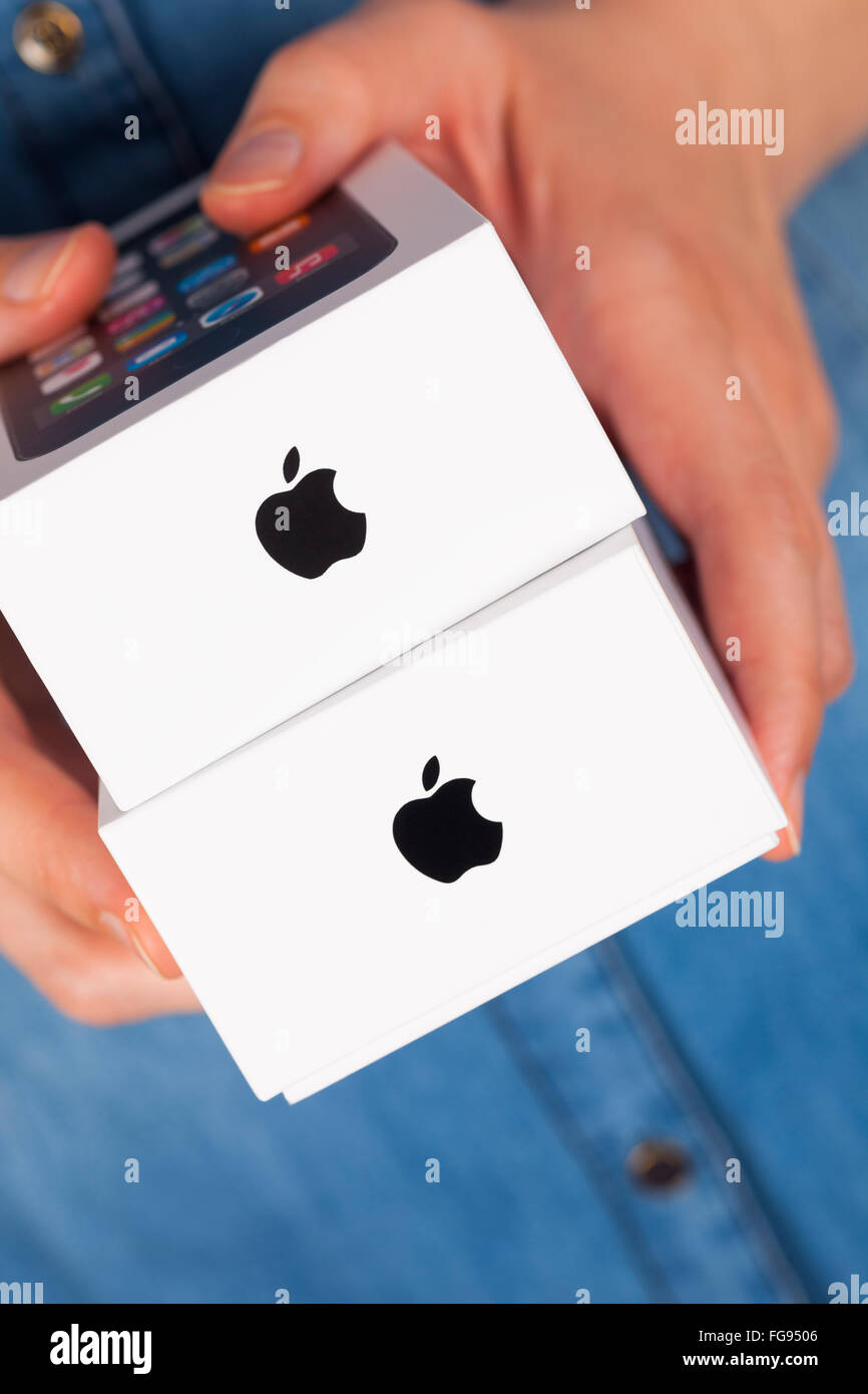 Iphone 5s Box High Resolution Stock Photography And Images Alamy