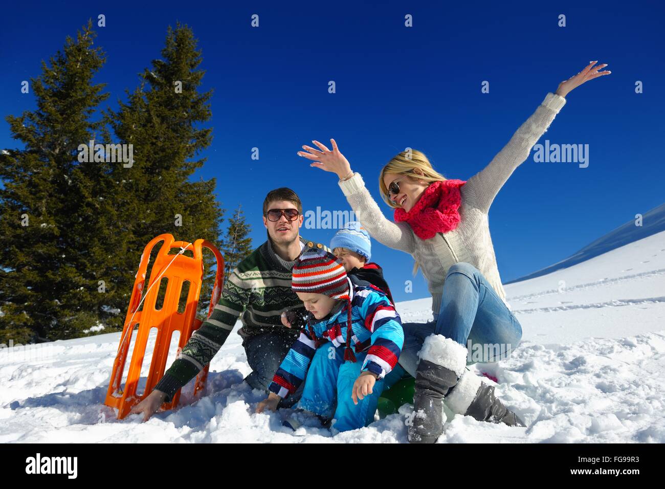 зимнее путешествие занятие. семья зима. зимнее путешествие занятие. зимний курорт. семья путешественников.