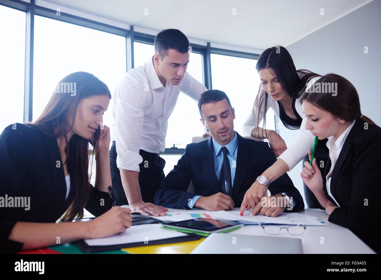 Люди в офисе. Отношения с клиентами. The meeting speed up. Работа в офисе. Комната переговоров с людьми.