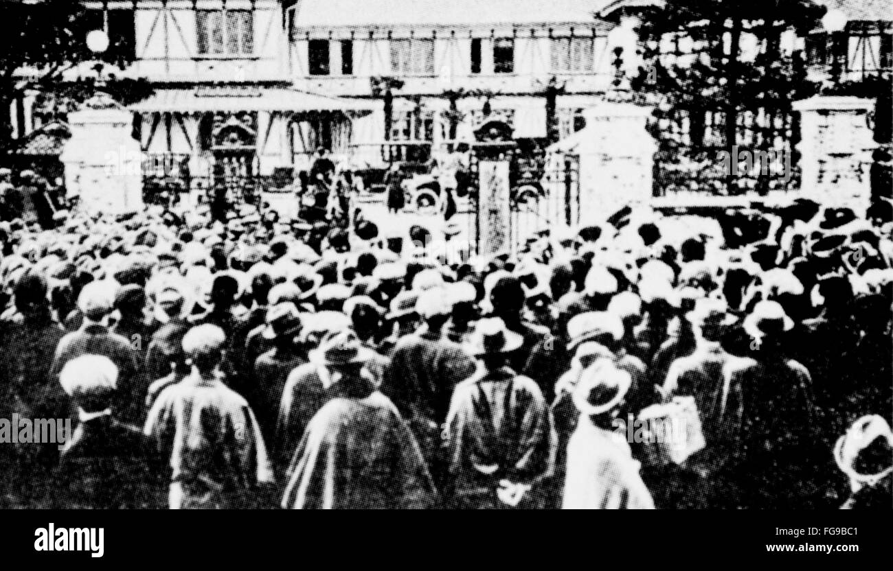 Taisho Political Crisis. People surrounding Houses of Parliament, February 11,1913. Prime Minister Taro Katsura resigned in 53 days from his 3rd formation. Stock Photo