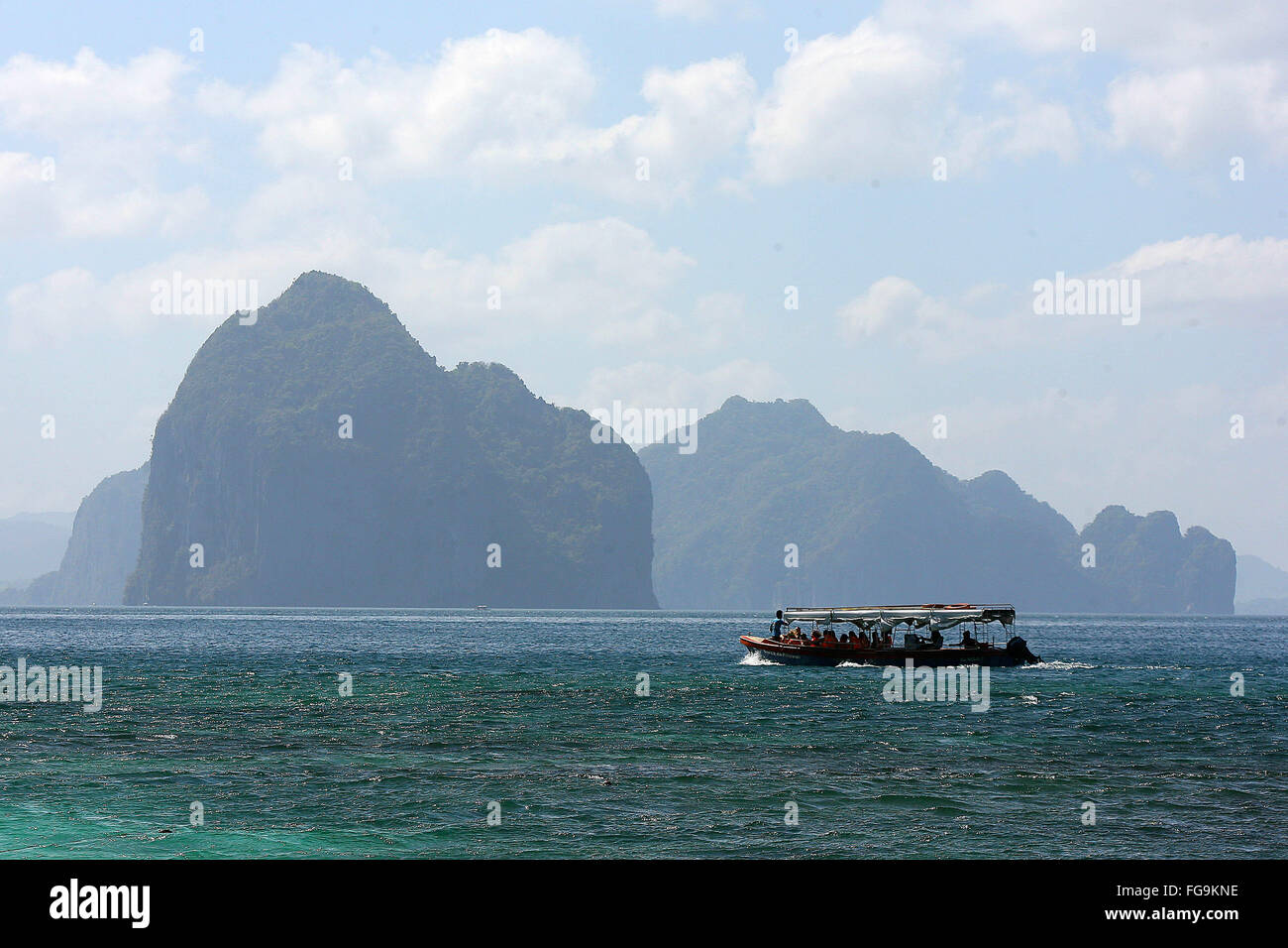 (160218) -- PALAWAN PROVINCE, Feb. 18, 2016 (Xinhua) -- A ferry carrying tourists sails in Palawan Province, the Philippines, Feb. 18, 2016. Tourism revenues are expected to reach 6.5 billion U.S. dollars from the arrivals of six million foreign visitors in 2016 according to the Philippine Department of Tourism. (Xinhua/Rouelle Umali) Stock Photo