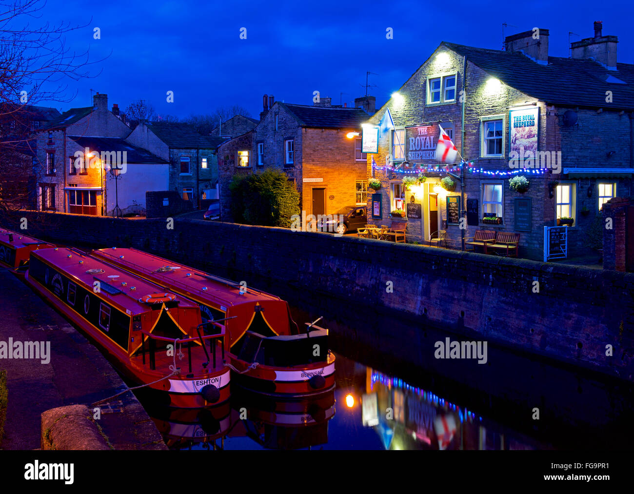 Pub - the Royal Shepherd - next to the Leeds & Liverpool Canal at Skipton, North Yorkshire, England, UK Stock Photo