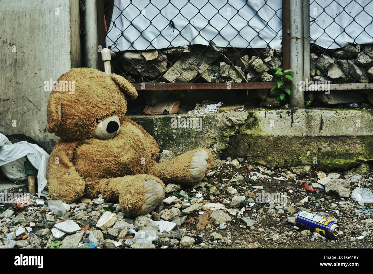 Abandoned teddy bear hi-res stock photography and images - Alamy
