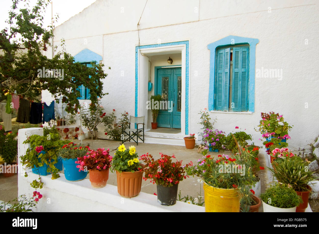 Griechenland, Kreta, bei Kissamos, Polyrrinia, Dorfhaus mit Blumenschmuck. Stock Photo
