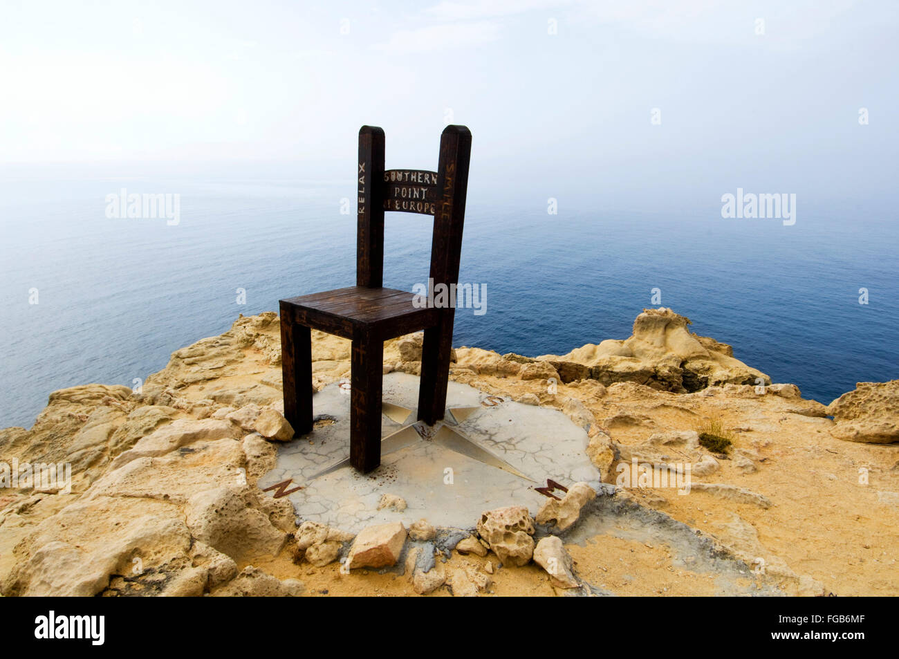 Griechenland, Kreta, Insel Gavdos, ein Kunstwerk, ein riesiger Stuhl, steht am Kap Tripiti, dem südlichsten Punkt Europas. Stock Photo