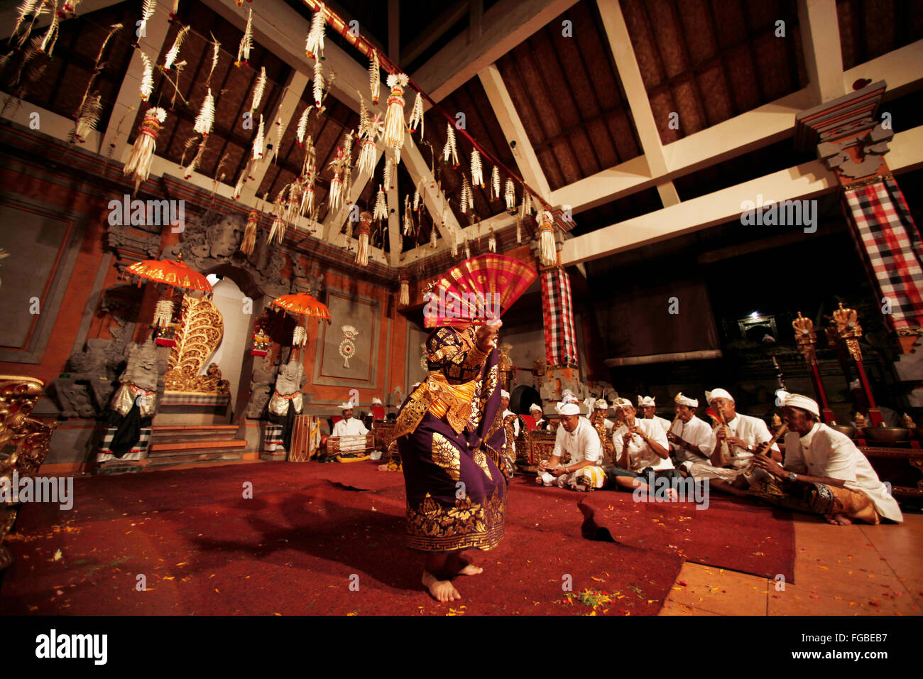 Indonesian Temple Dance Organization Stock Photo Alamy