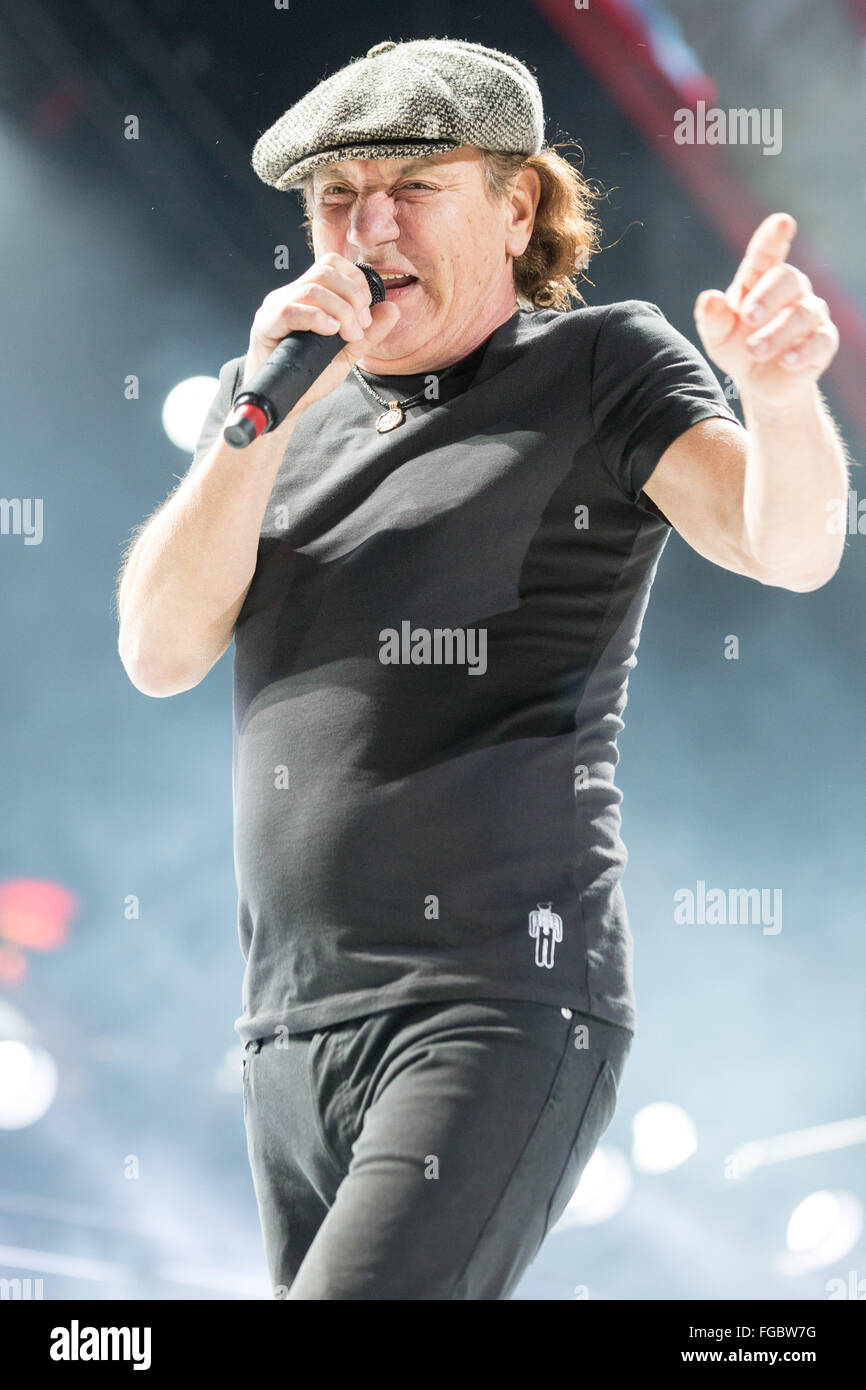 Chicago, Illinois, USA. 17th Feb, 2016. Singer BRIAN JOHNSON of AC/DC  performs live on the Rock or Bust tour at the United Center in Chicago,  Illinois © Daniel DeSlover/ZUMA Wire/Alamy Live News