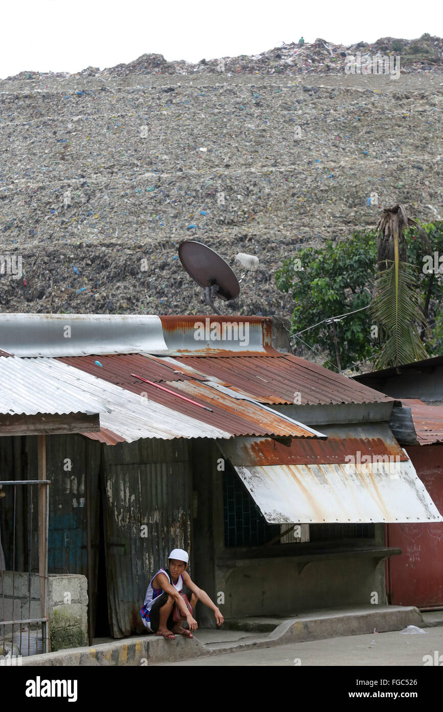 Huts on the edge of the mountains of garbage, Payatas garbage landfill