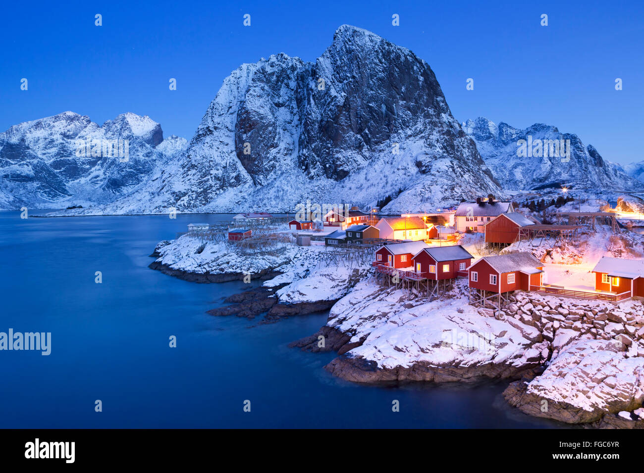 Traditional Norwegian fisherman's cabins, rorbuer, on the island of Hamnøy, Reine on the Lofoten in northern Norway. Photographe Stock Photo