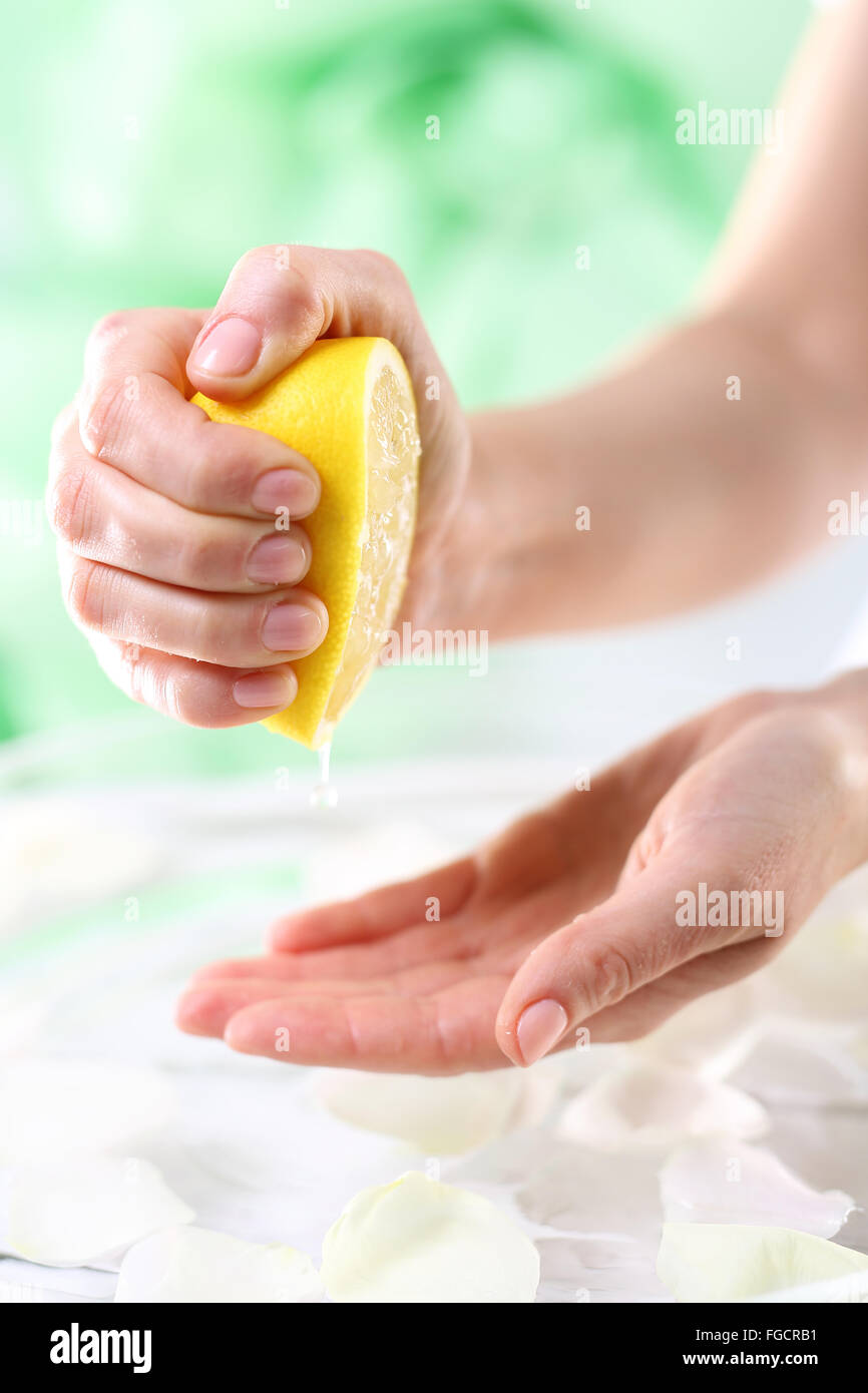 Lemon juice, natural cosmetics. Lemon bath to help lighten skin discolorations Stock Photo