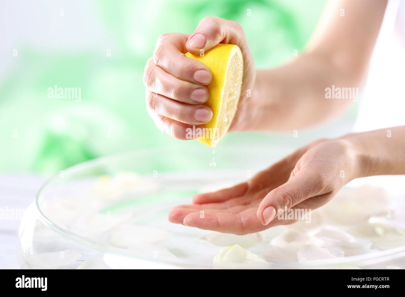 Lemon juice, natural cosmetics. Lemon bath to help lighten skin discolorations Stock Photo