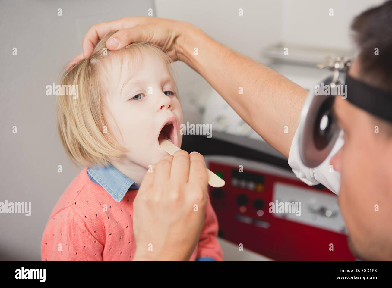 Аденоиды у детей доктор. Осмотр аденоиды. Аденоиды фарингоскопия. Осмотр аденоиды. Лазерная терапия при аденоидах.