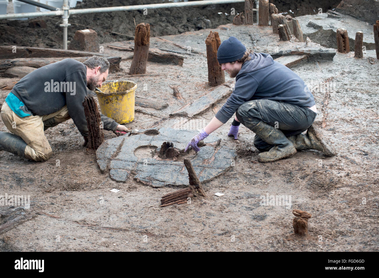 Archaeologist digging artefact hi-res stock photography and images - Alamy