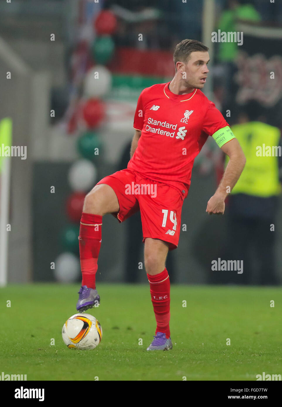Augsburg, Germany. 18th February, 2016. Jordan HENDERSON, LIV 14   Full figure, action, portrait, single action frame with ball, leather ball, Spielgeraet, Soccer, Balls, official Adidas Torfabrik  during the UEFA Europa League Round of 32: First Leg match FC Augsburg - Liverpool 0-0 on February 18, 2016 in Augsburg, Germany. Credit:  Peter Schatz / Alamy Live News Stock Photo
