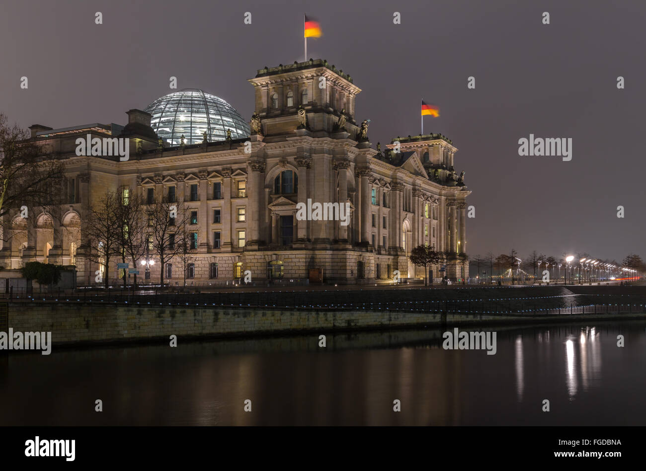 Berlin in nacht hi-res stock photography and images - Alamy
