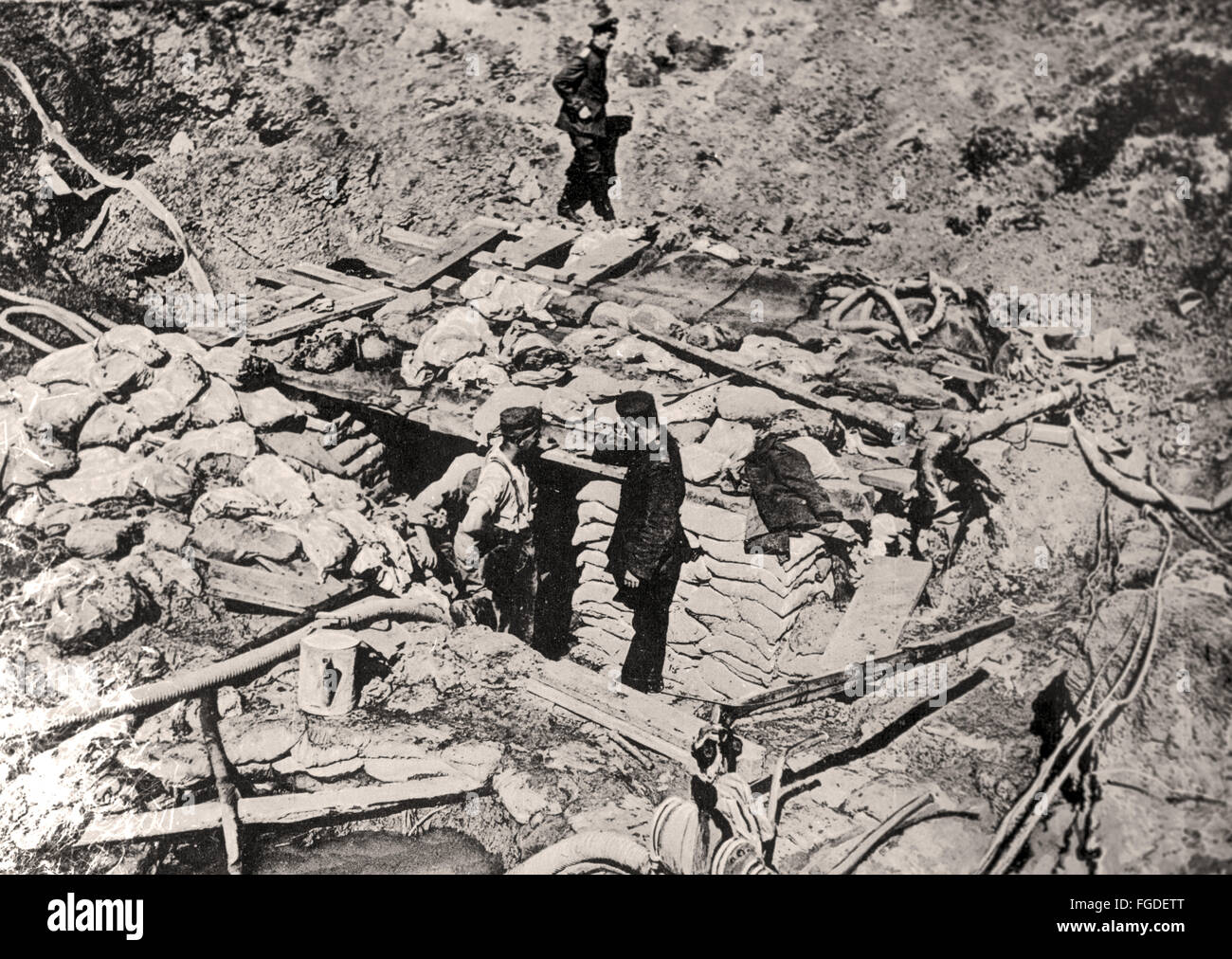 German soldiers in a conquered French mine crater with dugout near Verdun around 1916. The Battle of Verdun was fough from 21 February to 20 December 1916 between the German Empire and France and became a symbol for the tragic fruitlessness of static warfare. Fotoarchiv für Zeitgeschichte Stock Photo