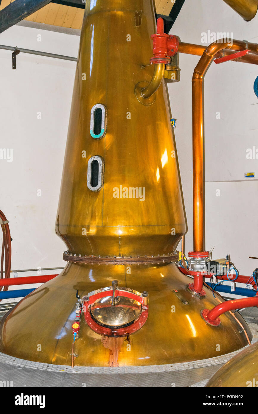 COLOURFUL SHINING SCOTTISH COPPER POT WHISKY STILL SEEN ALONG THE SPEYSIDE WAY AT CRAGGANMORE SCOTLAND Stock Photo