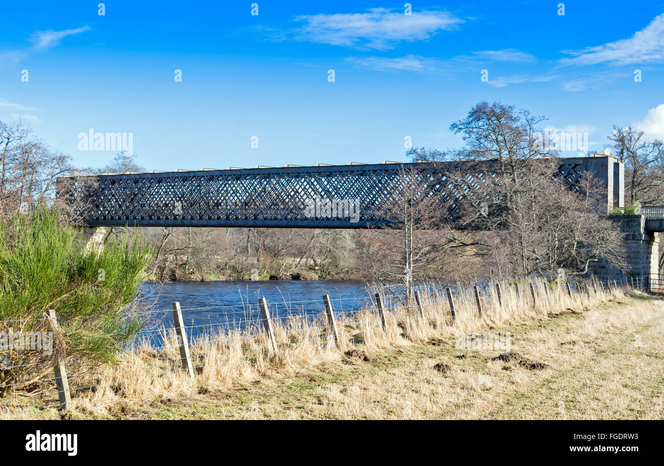 SPEYSIDE WAY AN OLD RAILWAY BRIDGE AT BALLINDALLOCH USED AS A WALKWAY TO CROSS THE RIVER SPEY Stock Photo