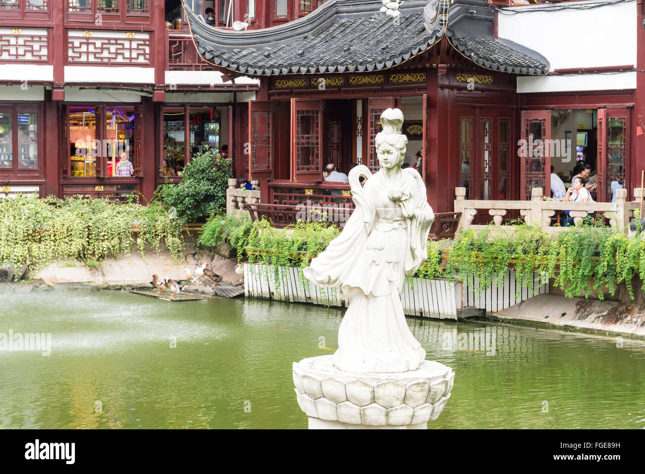 Pond in the Yu Yuan Gardens, Shanghai old city, China Stock Photo