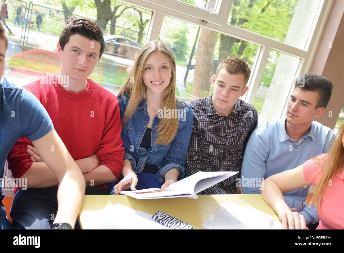 Group teen girls library hi-res stock photography and images - Alamy
