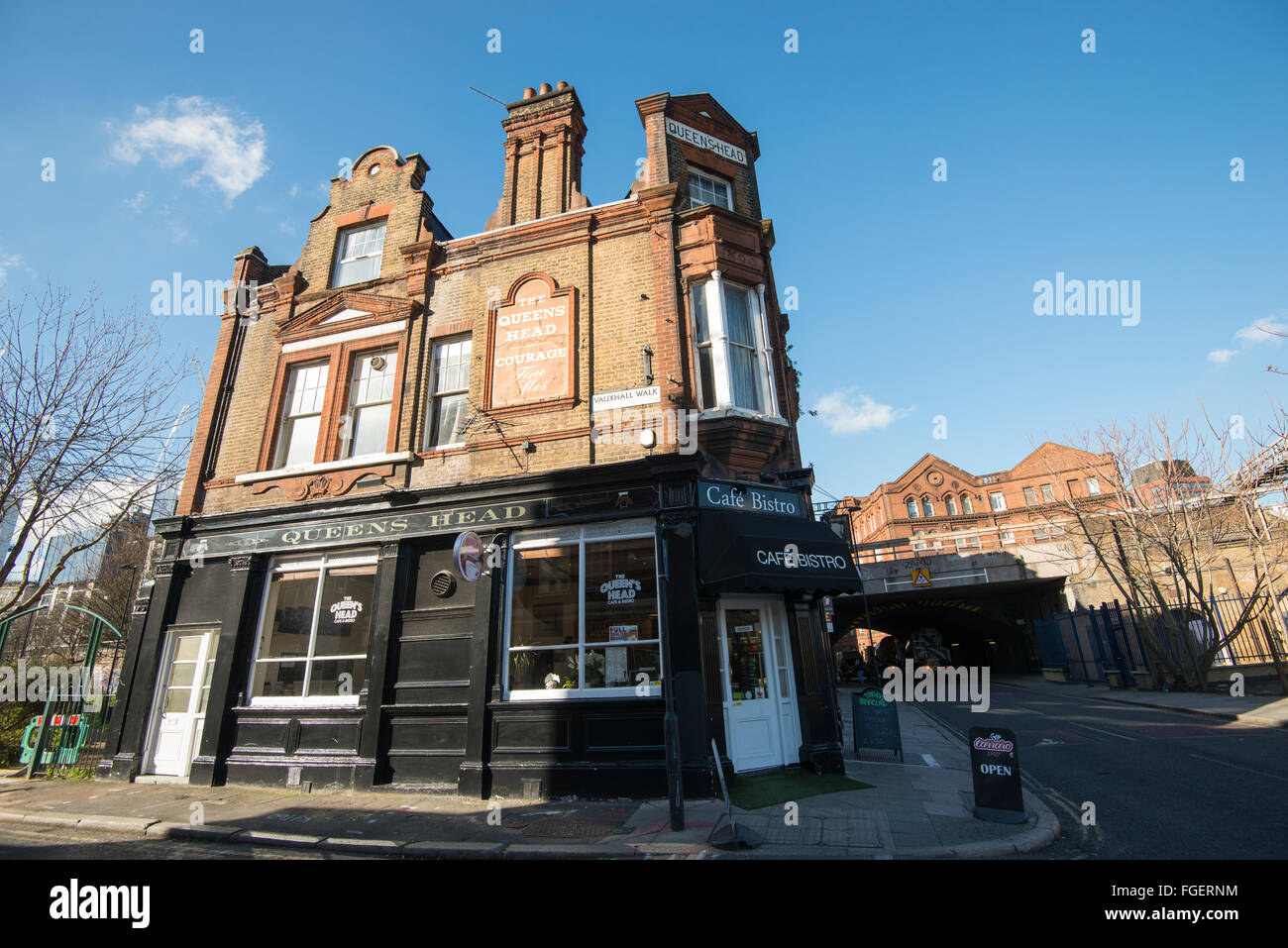 Exterior of the Queens Head on Black Prince Road in Vauxhall, South London England UK Stock Photo