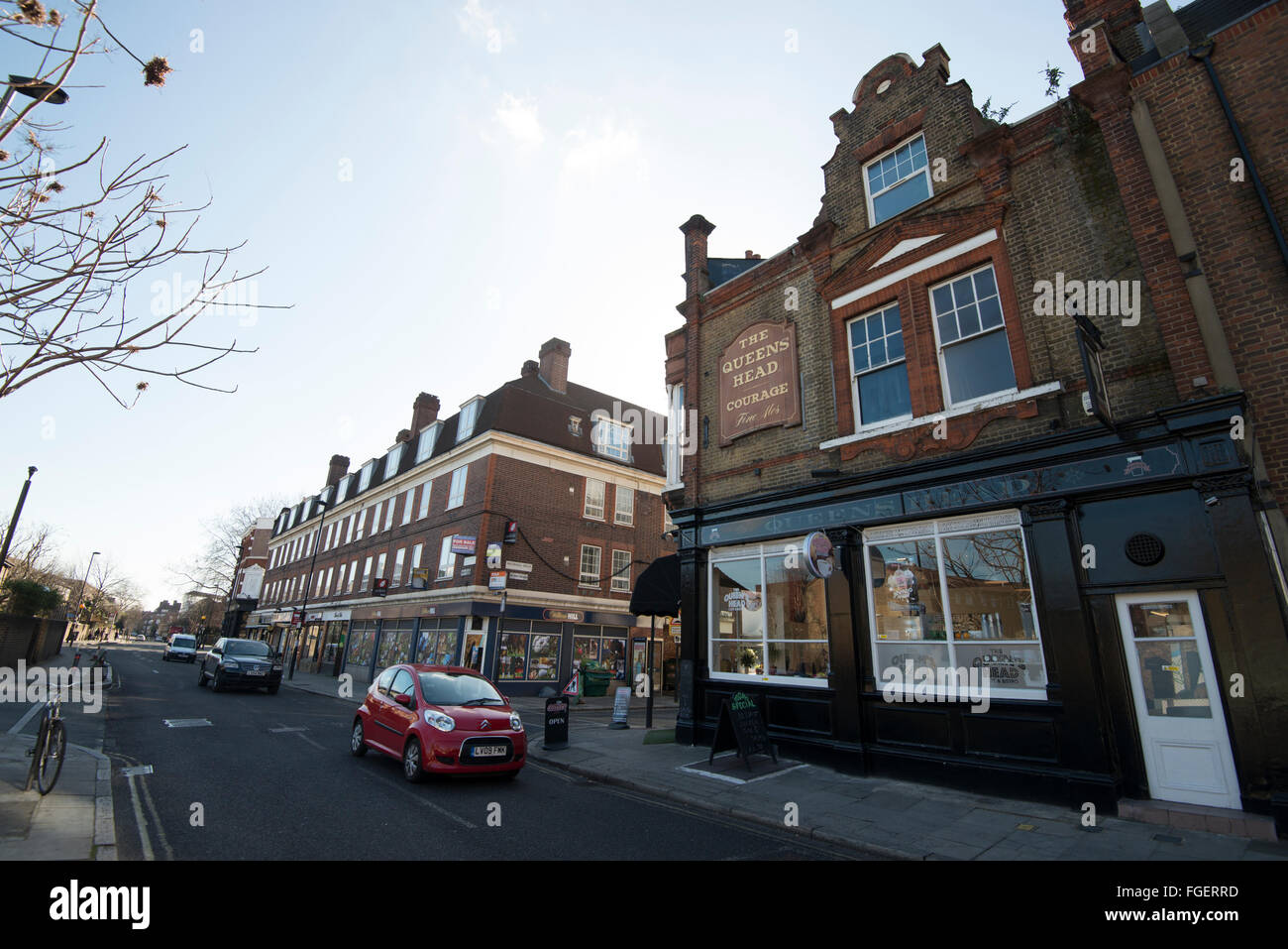 Exterior of the Queens Head on Black Prince Road in Vauxhall, South London England UK Stock Photo