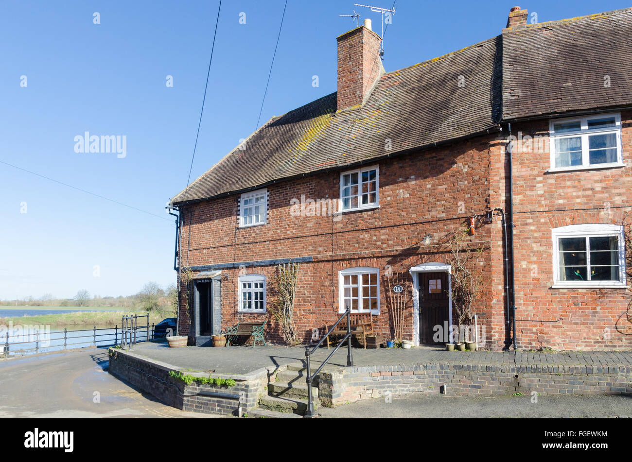 Old Cottages On The Bank Of The River Avon In Mill Street Stock