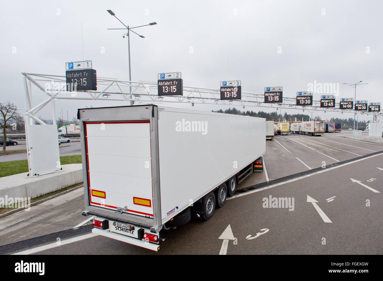 Velburg, Germany. 19th Feb, 2016. A truck entering a parking lot with the pilot site for compact truck parking at the service area Jura West on Autubahn 3 near Velburg, Germany, 19 February 2016. The pilot site uses a steering system that allows trucks to park directly behind and next to each other, without a central passage. The number of parking lots can thus be increased recognisably. PHOTO: DANIEL KARMANN/dpa/Alamy Live News Stock Photo