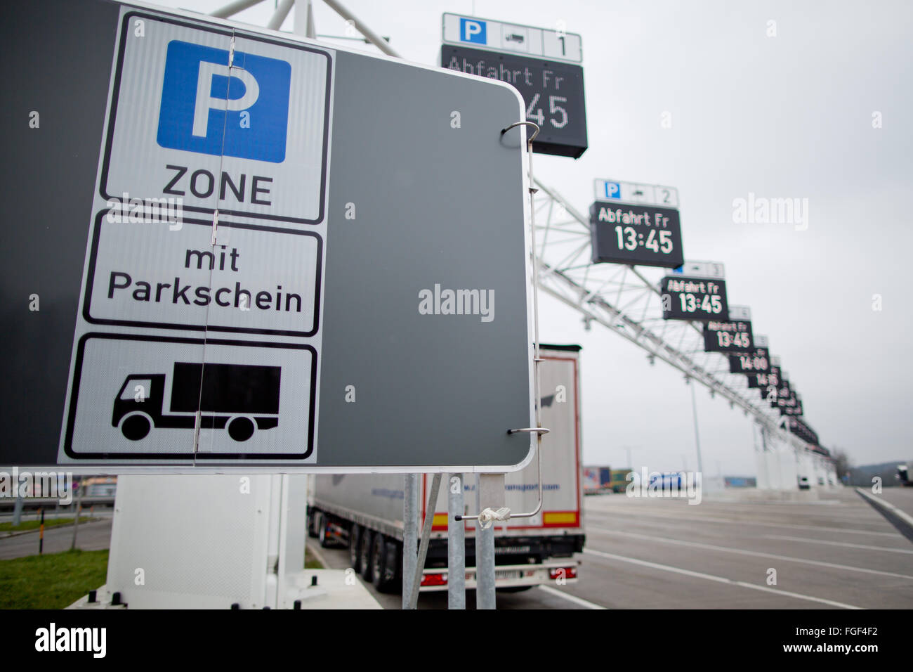 Velburg, Germany. 19th Feb, 2016. A sign for truck parking at the service area Jura West on Autubahn 3 near Velburg, Germany, 19 February 2016. The pilot site uses a steering system that allows trucks to park directly behind and next to each other, without a central passage. The number of parking lots can thus be increased recognisably. PHOTO: DANIEL KARMANN/dpa/Alamy Live News Stock Photo