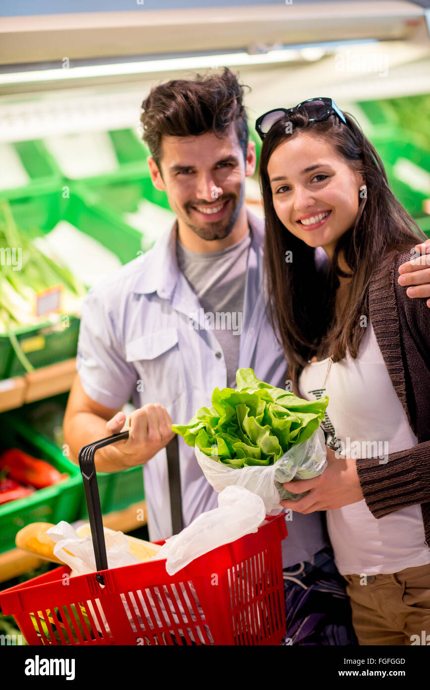 couple shopping in a supermarket Stock Photo - Alamy