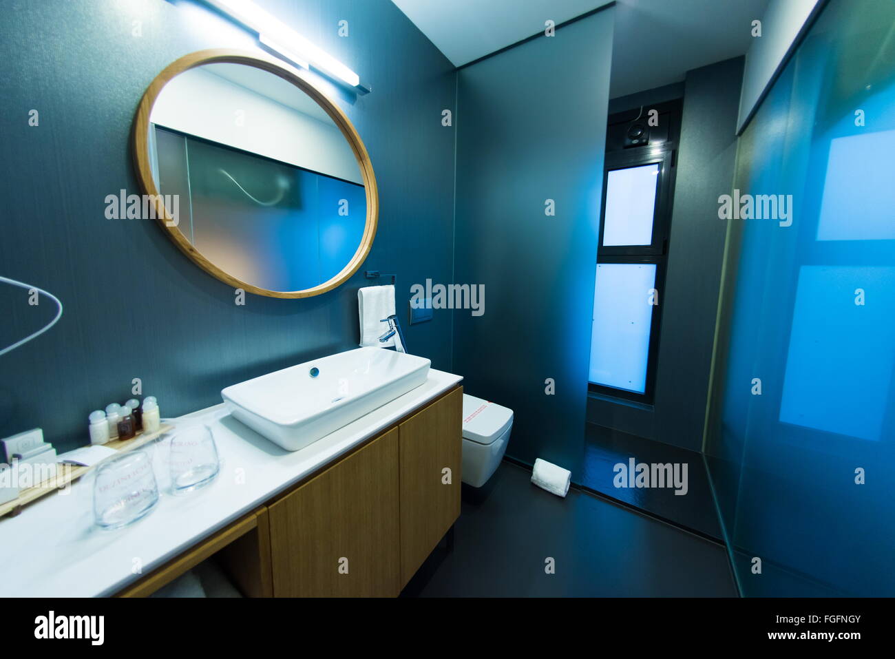 hotel room bathroom Stock Photo - Alamy