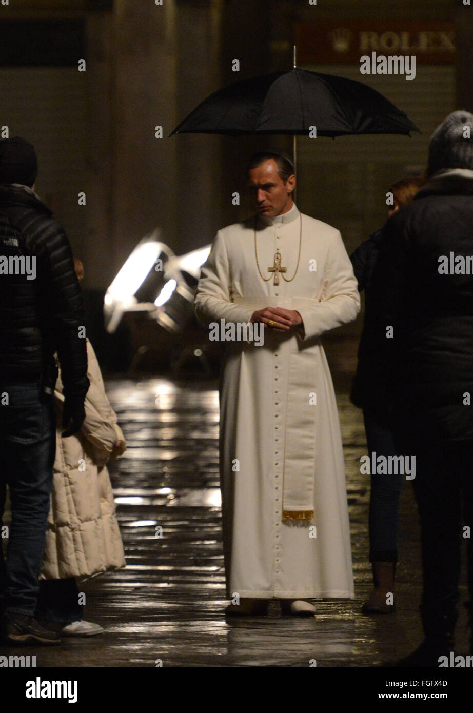 Jude Law filming a night scene for the TV series 'The Young Pope' in St.  Mark's Square Featuring: Jude Law Where: Venice, Italy When: 14 Jan 2016  Stock Photo - Alamy
