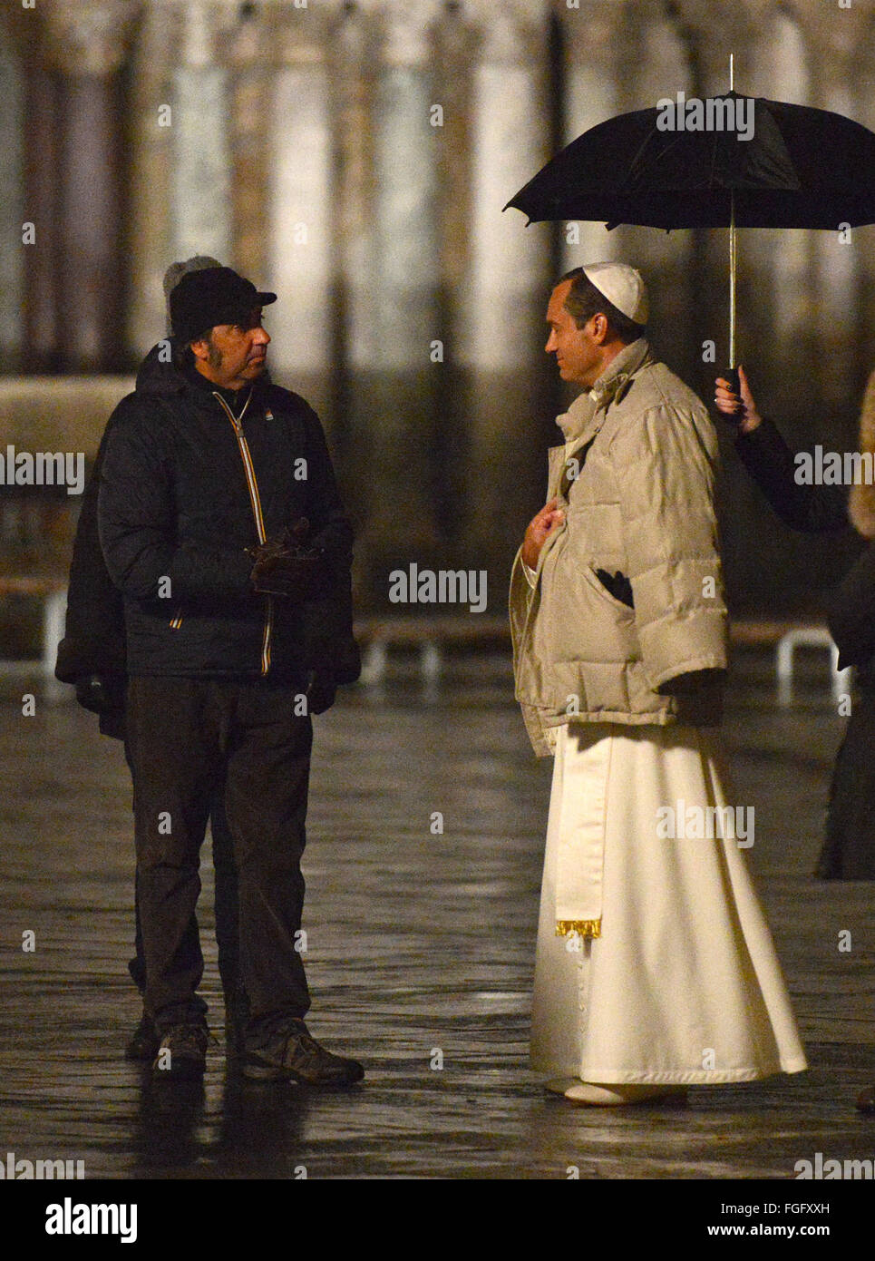 Jude Law filming a night scene for the TV series 'The Young Pope' in St.  Mark's Square Featuring: Jude Law Where: Venice, Italy When: 14 Jan 2016  Stock Photo - Alamy