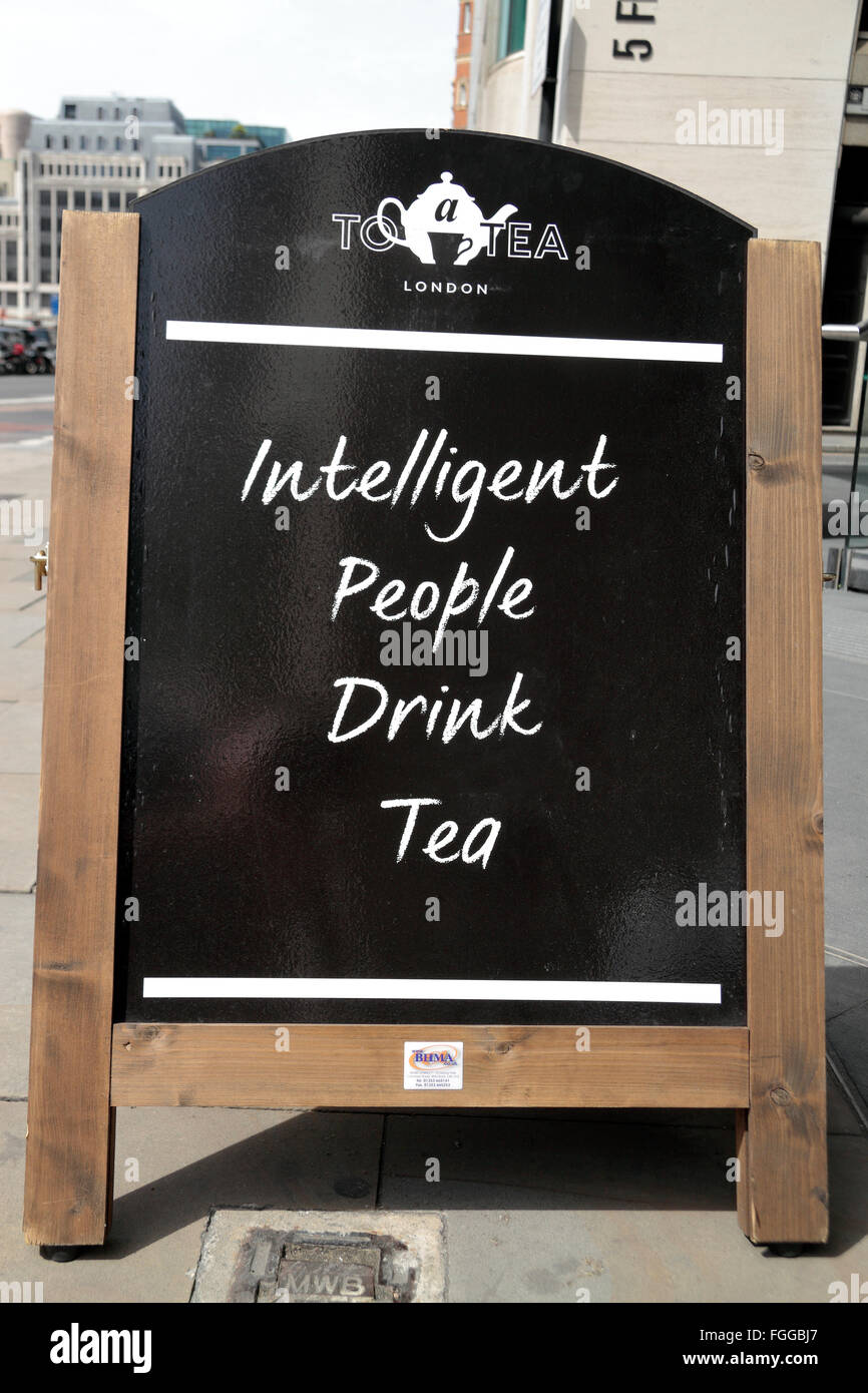 Shop sign outside the To a Tea cafe: 'Intelligent People drink Tea', in the City of London, UK. Stock Photo