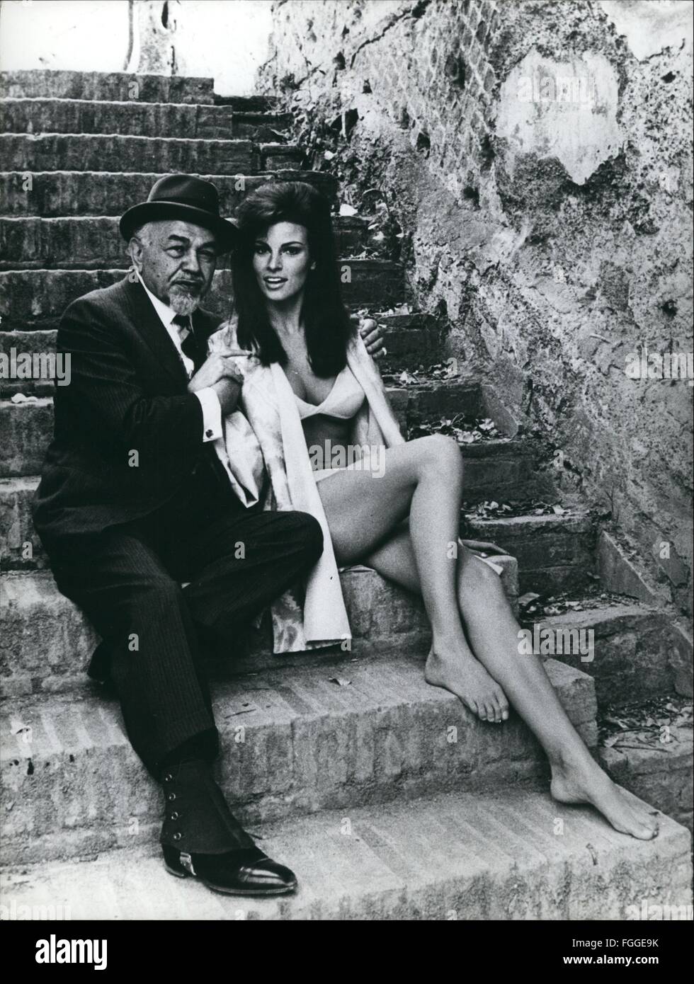 1968 - Raquel Welch and Edward G. Robinson, veteran of over 50 movies in his distinguished career, became fast friends during the filming of ''The Biggest Bundle of Them All''; the hilarious comedy adventure in which they co-star with Vittorio De Sica and Robert Wagner. Between scenes of the Shaftel-Stewart production elated to be released by MGM the fast-rising young actress and Robinson discussed their craft, travel plans-and secrets? © Keystone Pictures USA/ZUMAPRESS.com/Alamy Live News Stock Photo