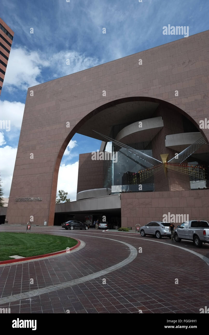 COSTA MESA, CALIFORNIA - 4 APR 2023: Unity Bridge, connecting South Coast  Plaza and Town Center and The Segerstrom Center Stock Photo - Alamy