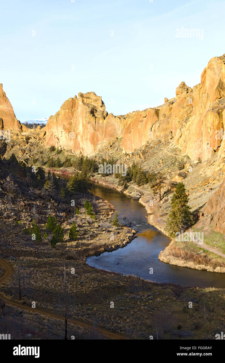Crooked River flowing through Smith Rock State Park Stock Photo