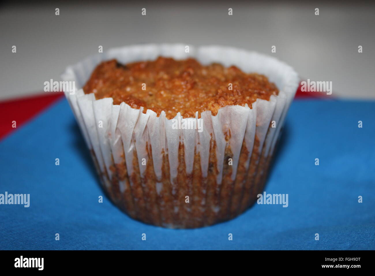 Failed flat muffins disaster, cupcakes in paper pan liners lying on black baking  tray on table, many sweet treats with apples Stock Photo - Alamy