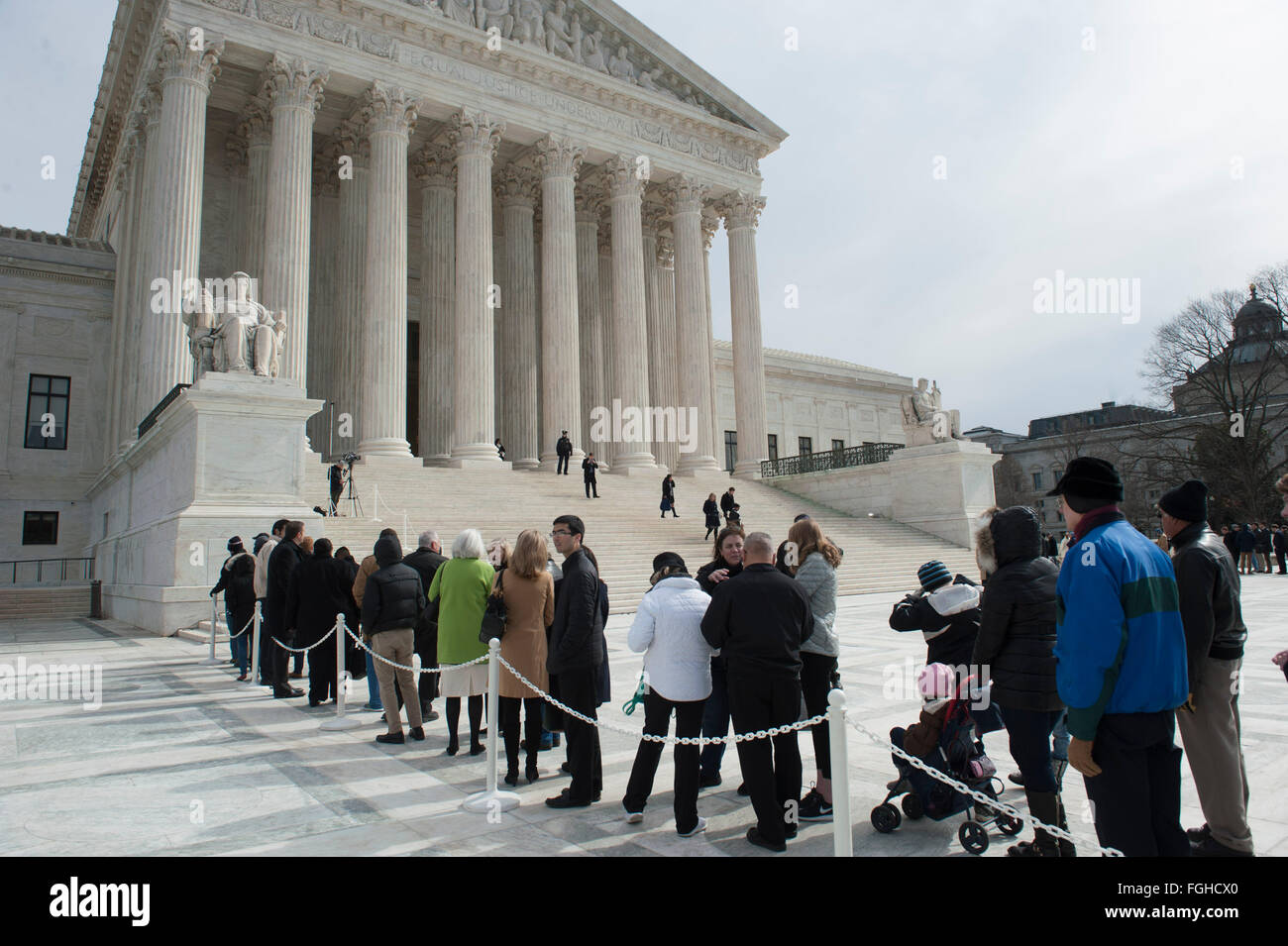Washington, DC, USA. 19th Feb, 2016. Mourners line up around the block