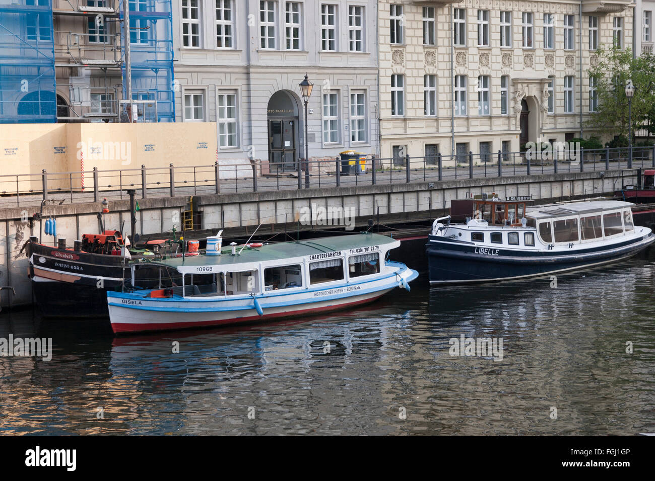 Berlin ships canal schiffe boote hi-res stock photography and images ...