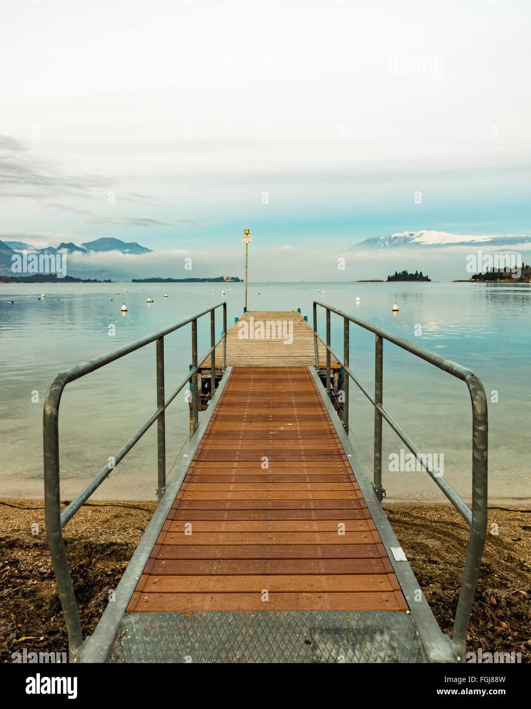 Platform over water hi-res stock photography and images - Page 4 - Alamy