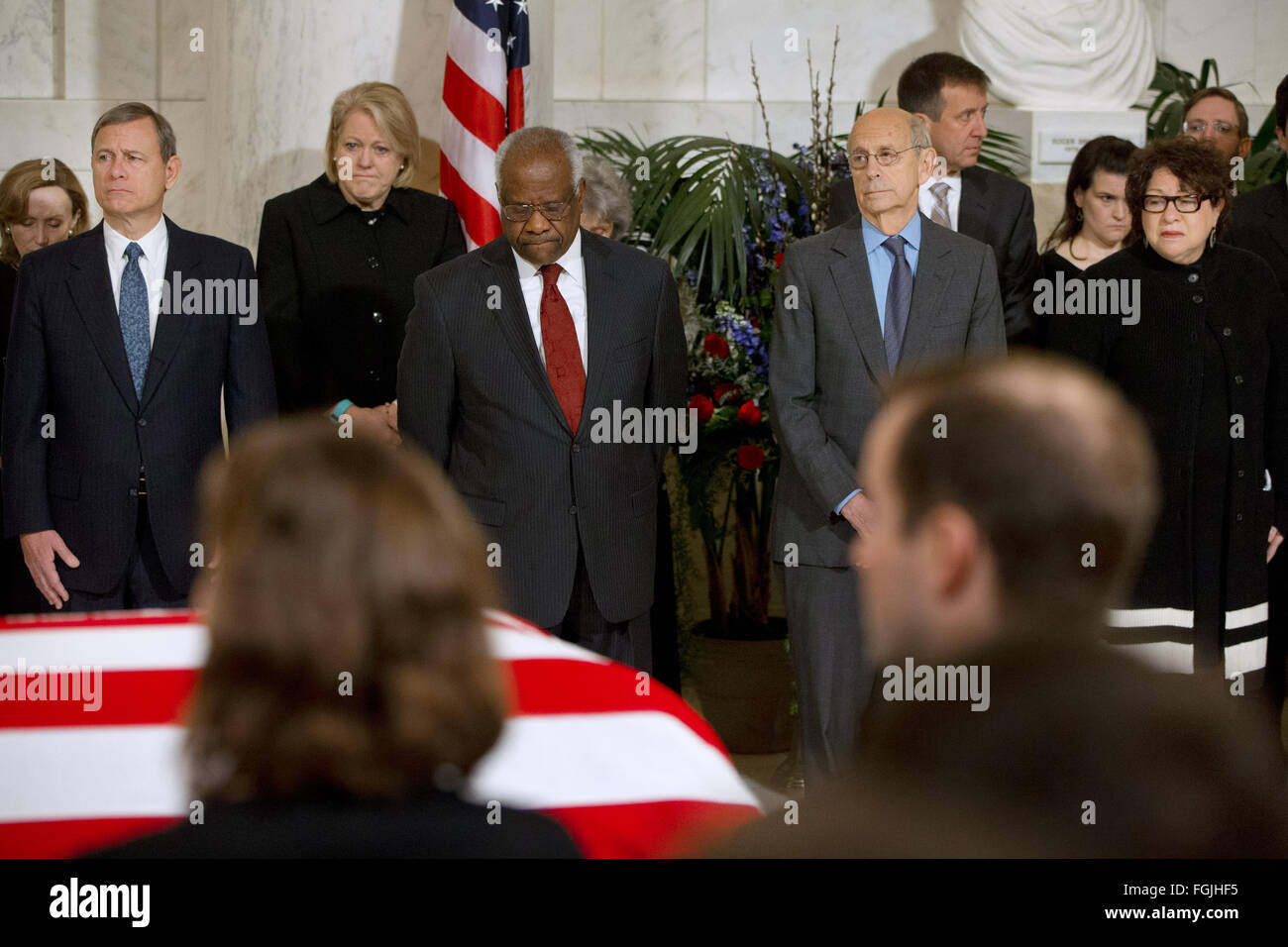 Washington, District of Columbia, USA. 19th Feb, 2016. Chief Justice of the United States John G. Roberts, Jr., left, Ginny Thomas, next to her husband US Supreme Court Justice Clarence Thomas, US Supreme Court Justice Stephen G. Breyer, and US Supreme Court Justice Sonia Sotomayor, attend a private ceremony in the Great Hall of the US Supreme Court where late Supreme Court Justice Antonin Scalia lies in repose in Washington, DC on Friday, February 19, 2016. Credit: Jacquelyn Martin/Pool via CNP Credit:  Jacquelyn Martin/CNP/ZUMA Wire/Alamy Live News Stock Photo