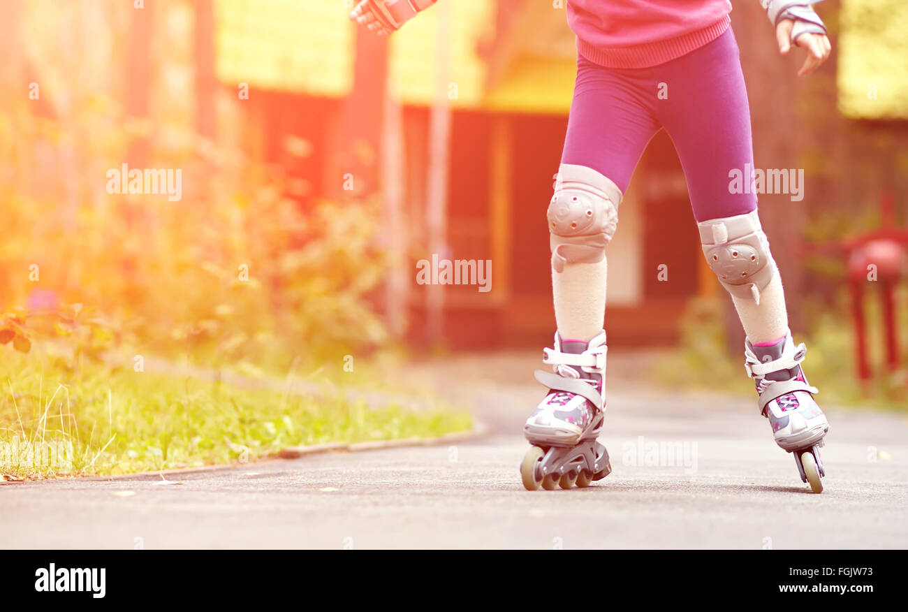 Petite Fille En Rollerblading Dans La Protection D'automne Dans Le Parc  Photo stock - Image du joie, exercer: 247506688