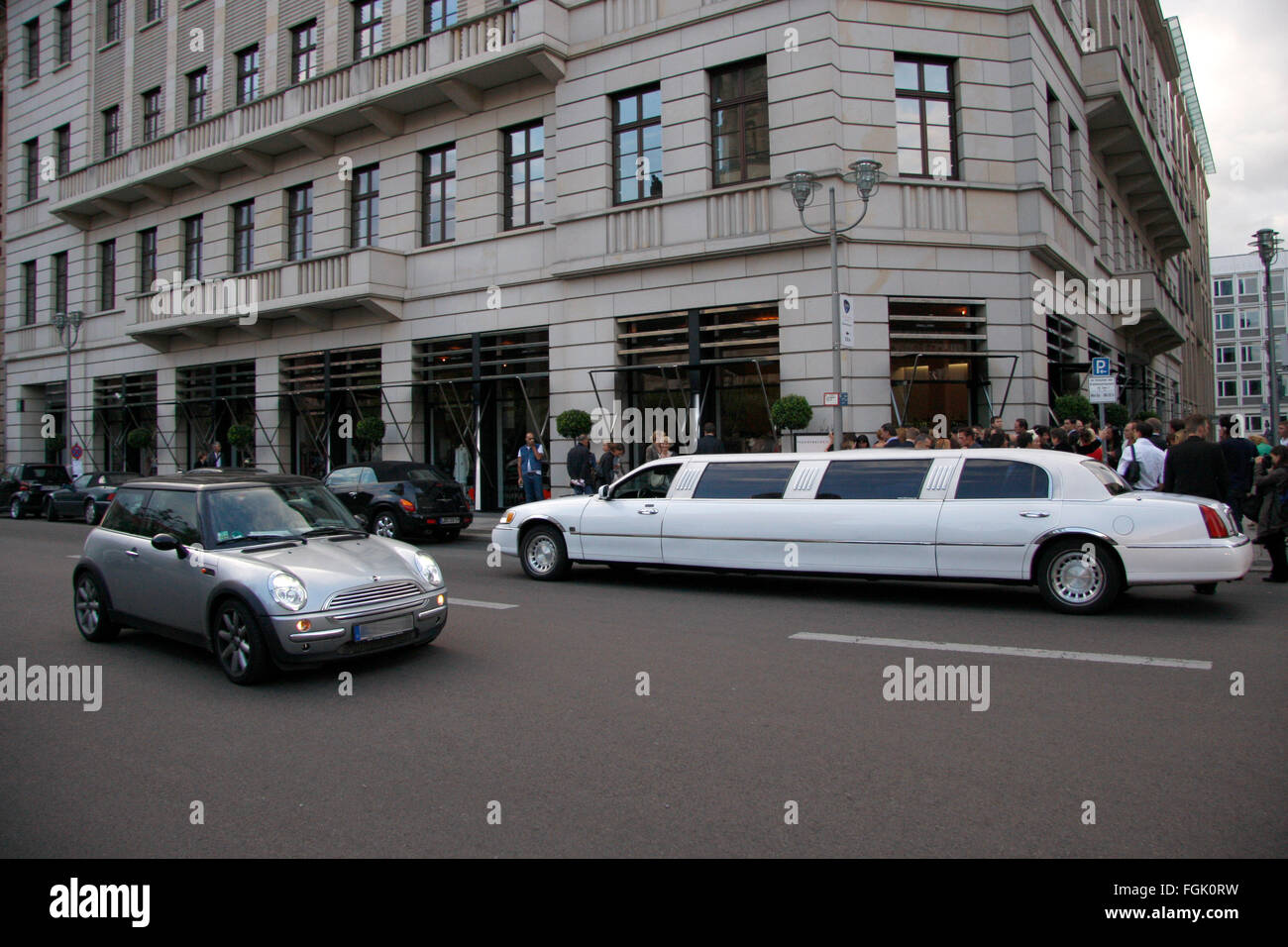 Stretch Limousine vor einem Modegeschaeft in der ranzoesischen Strasse in Berlin-Mitte. Stock Photo