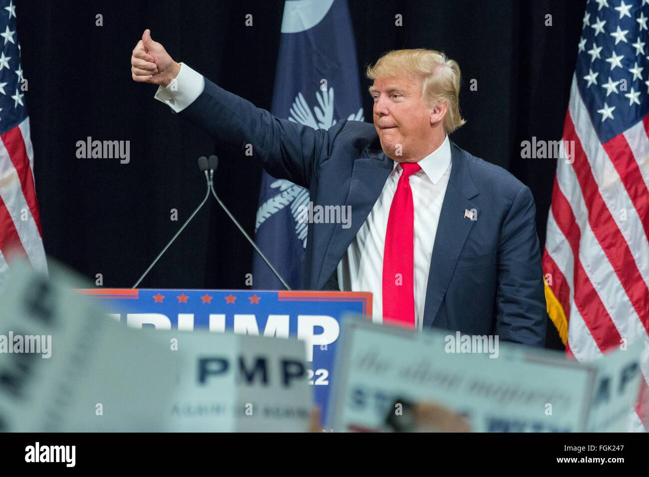 Myrtle Beach, South Carolina, USA. 19th February, 2016. Billionaire and GOP presidential candidate Donald Trump thanks supporters after addressing a rally on the eve of primary voting February 19, 2016 in Myrtle Beach, South Carolina. The Republican primary vote in South Carolina takes place on Saturday, February 20th. Stock Photo