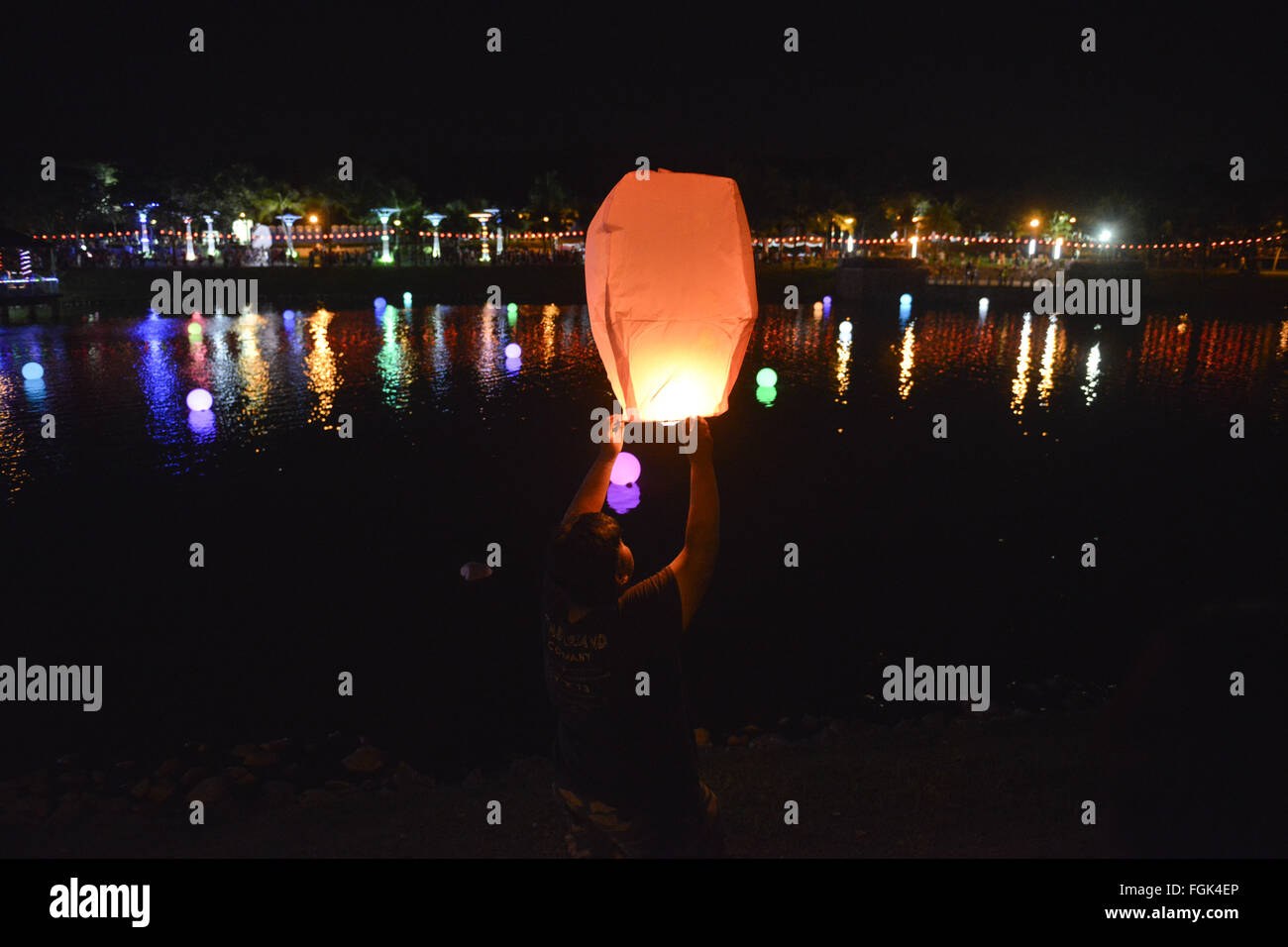 Seremban, Negeri Sembilan, Malaysia. 20th Feb, 2016. A man light up the flying lantern during Chap Goh Mei celebration in Seremban outside Kuala Lumpur Malaysia on 20 February 2016.Chap Goh Mei is the final day of Chinese New Year, also known as the Oriental Valentine's Day. Young maidens believed that by throwing mandarin oranges into the sea or a lake or pool would find themselves a good husband. © Kepy/ZUMA Wire/Alamy Live News Stock Photo